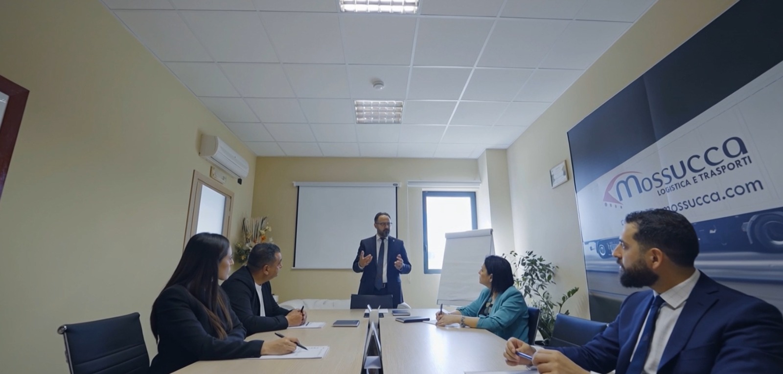 Riunione dello staff Mossucca in sala riunioni - staff e coordinamento