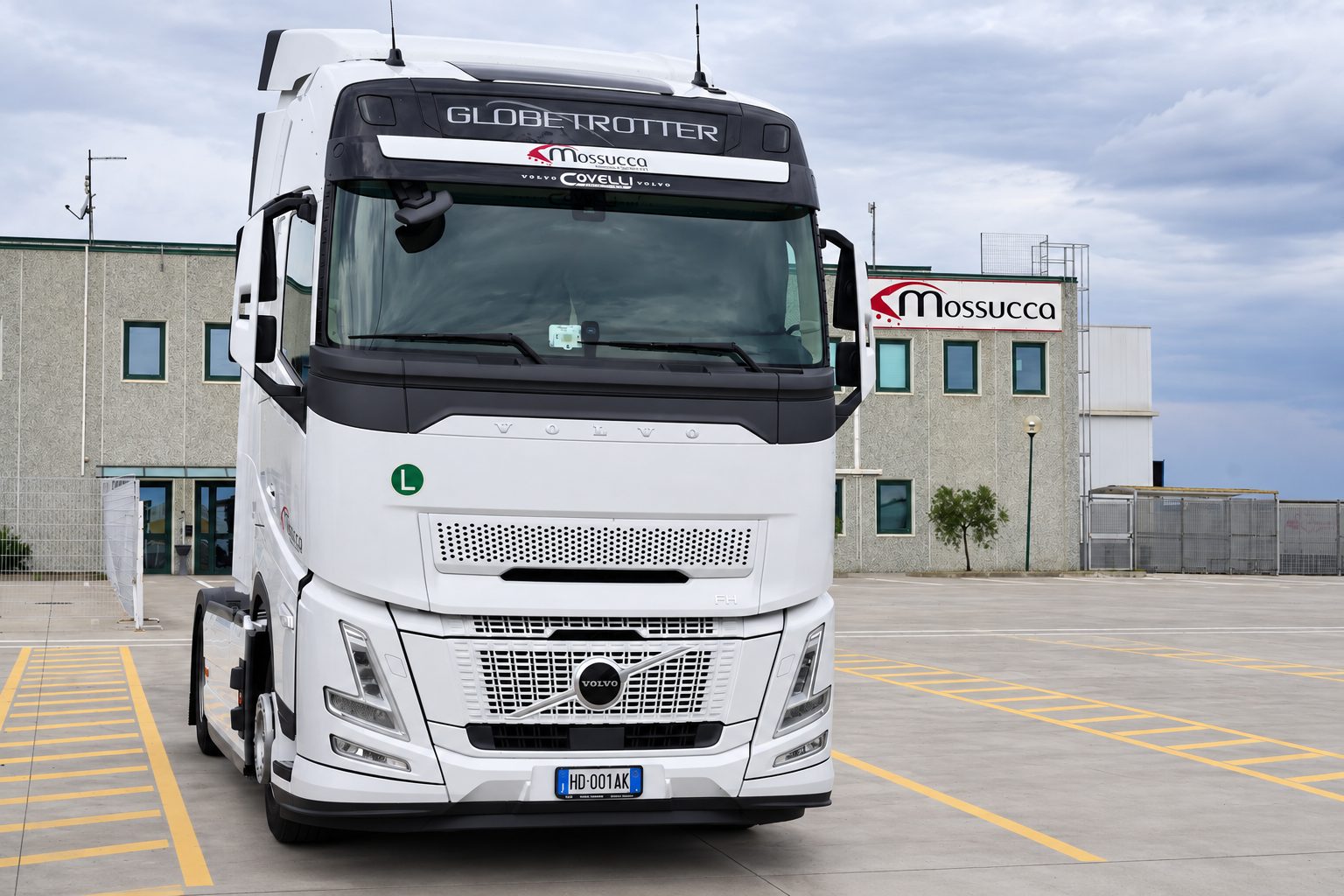 Camion Mossucca davanti alla sede - partiamo da voi per arrivare ovunque