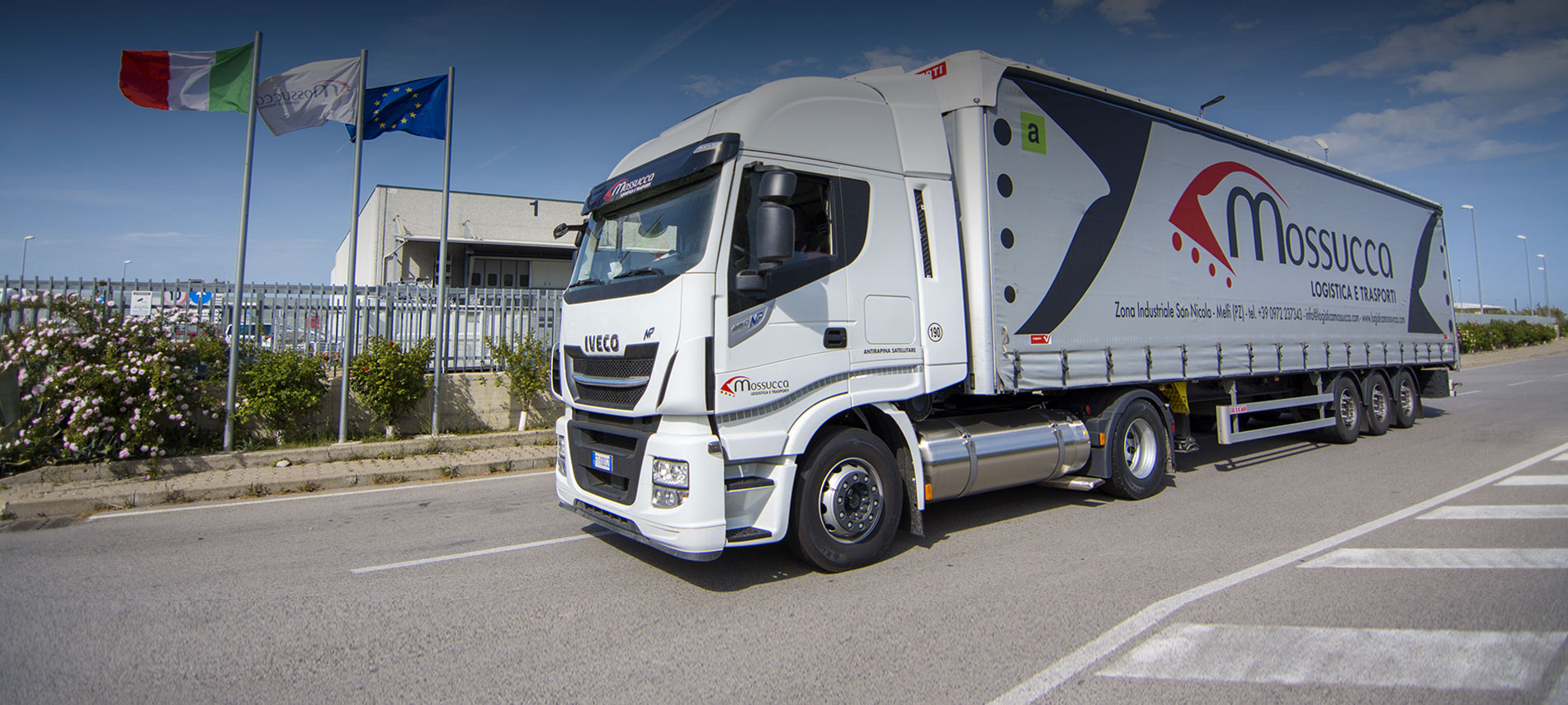 Camion Mossucca davanti alla sede con le bandiere italiana ed europea - i nostri valori