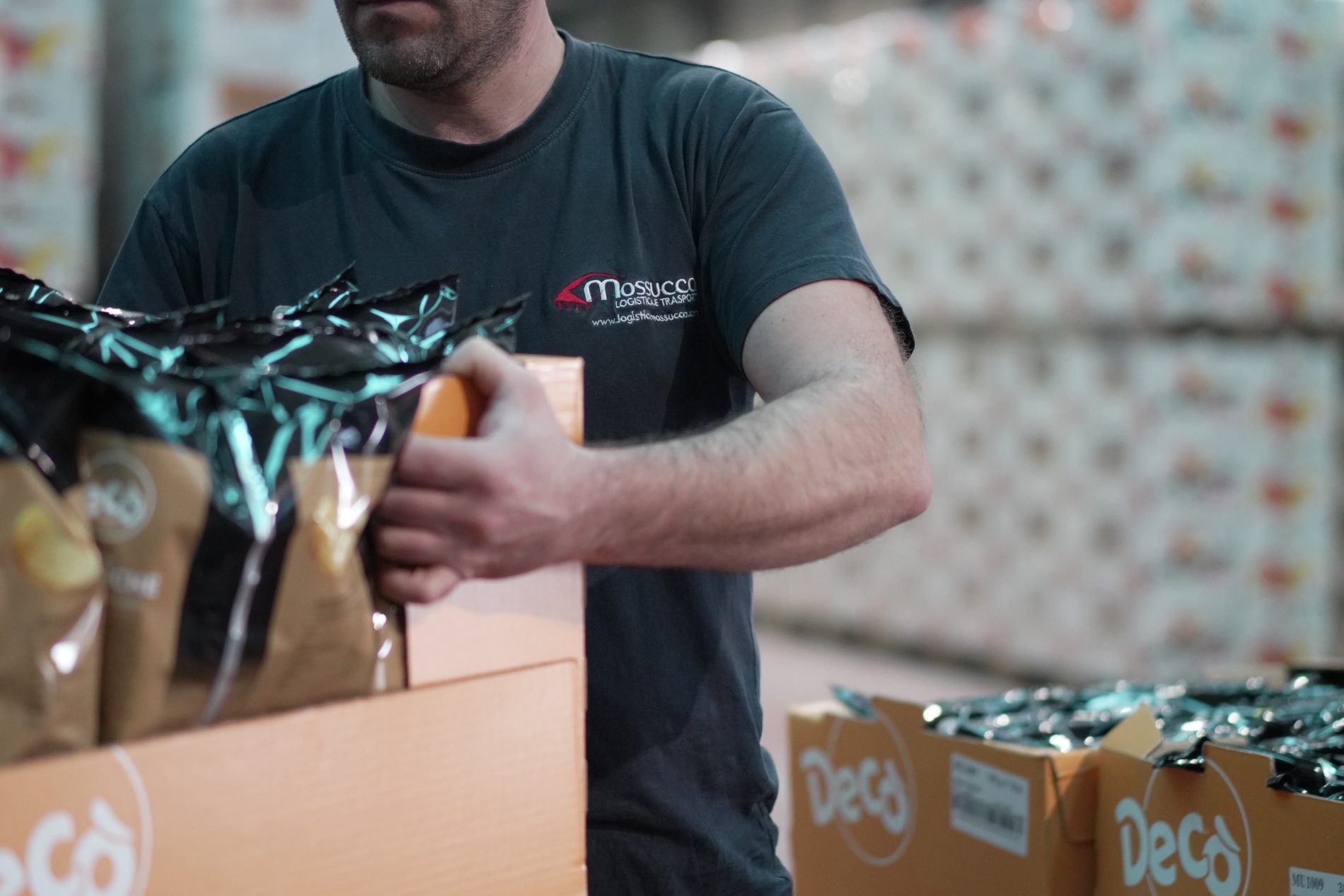 Operatore Mossucca durante il picking e la preparazione dei colli