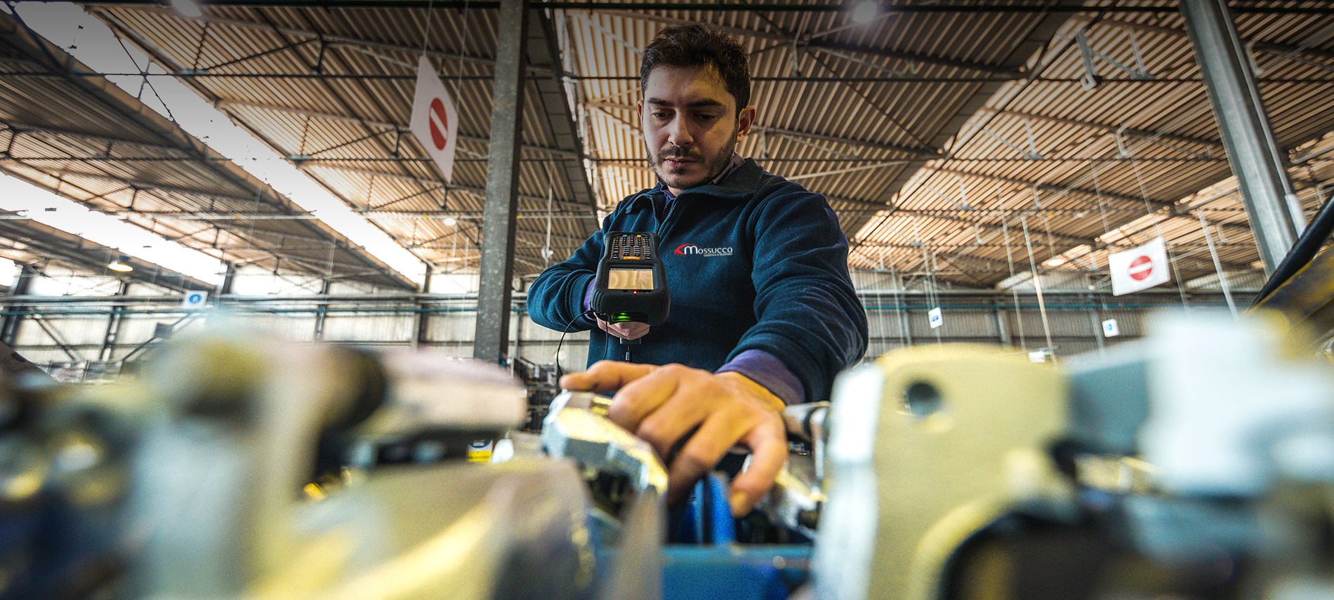 Operatore Mossucca con componenti automotive - JIT JIS