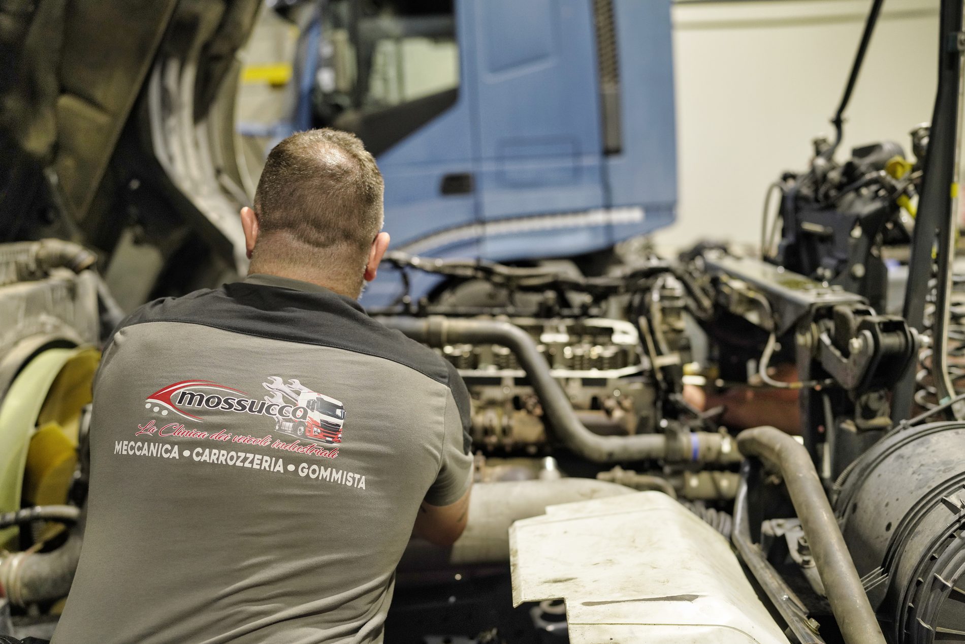 Tecnico dell'officina Mossucca al lavoro su un motore