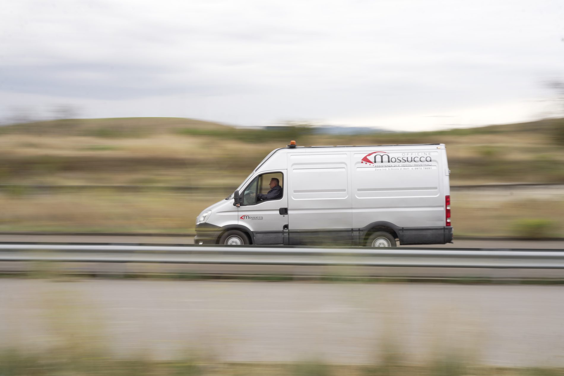Furgone delle Officine Mossucca in viaggio per l'assistenza alle flotte aziendali