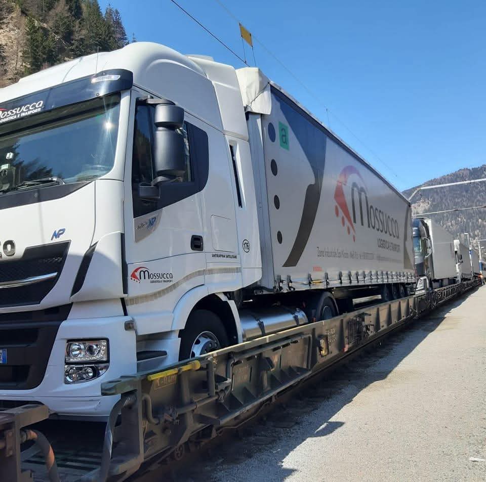 Camion Mossucca caricato su treno - trasporto intermodale