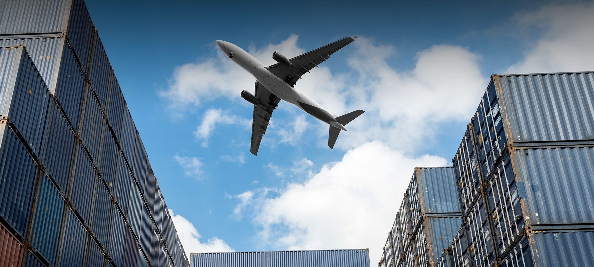 Aereo cargo sopra i container - trasporto via aerea