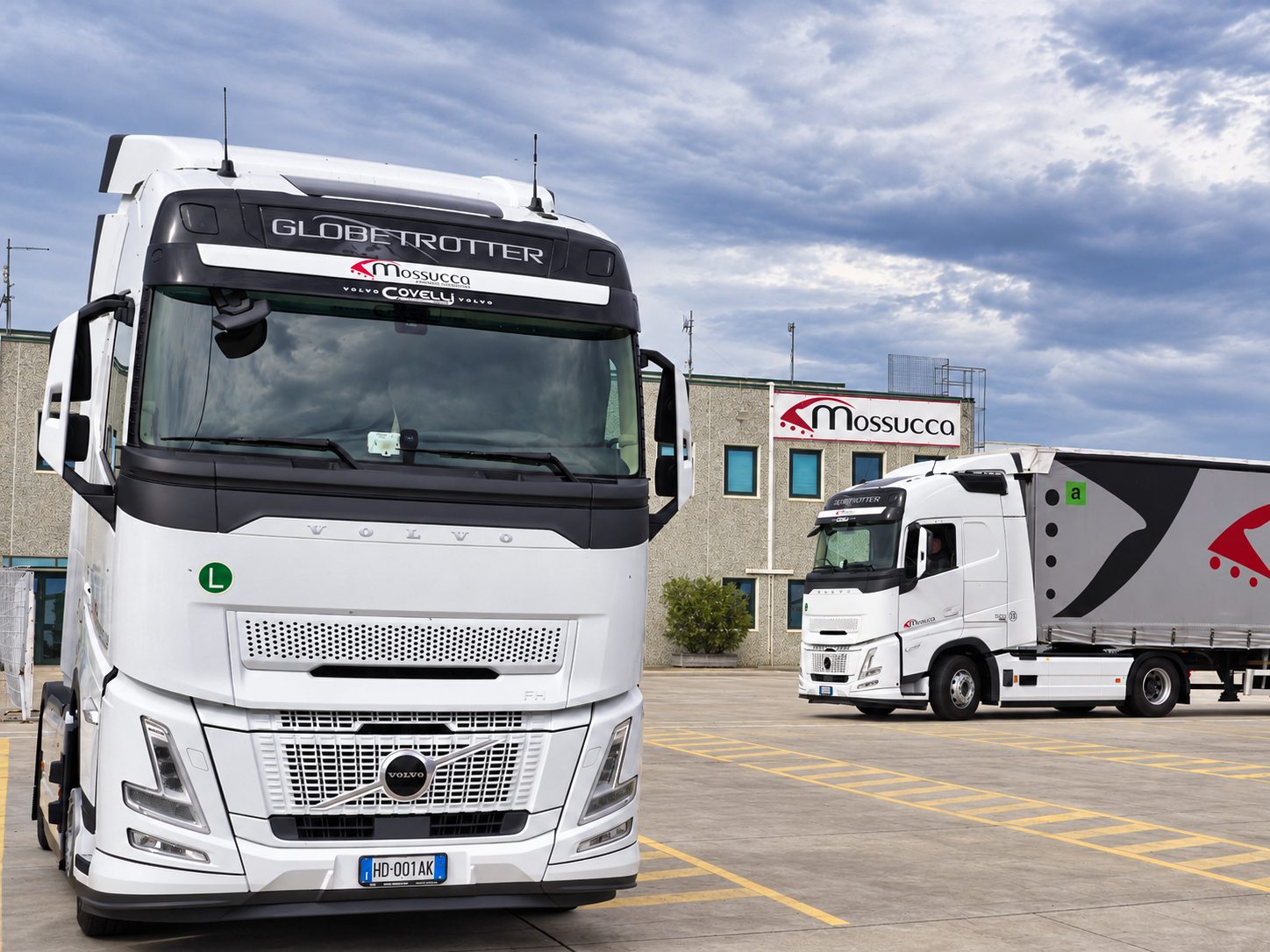 Nuovi Volvo della flotta Mossucca davanti alla sede - Incremento flotta