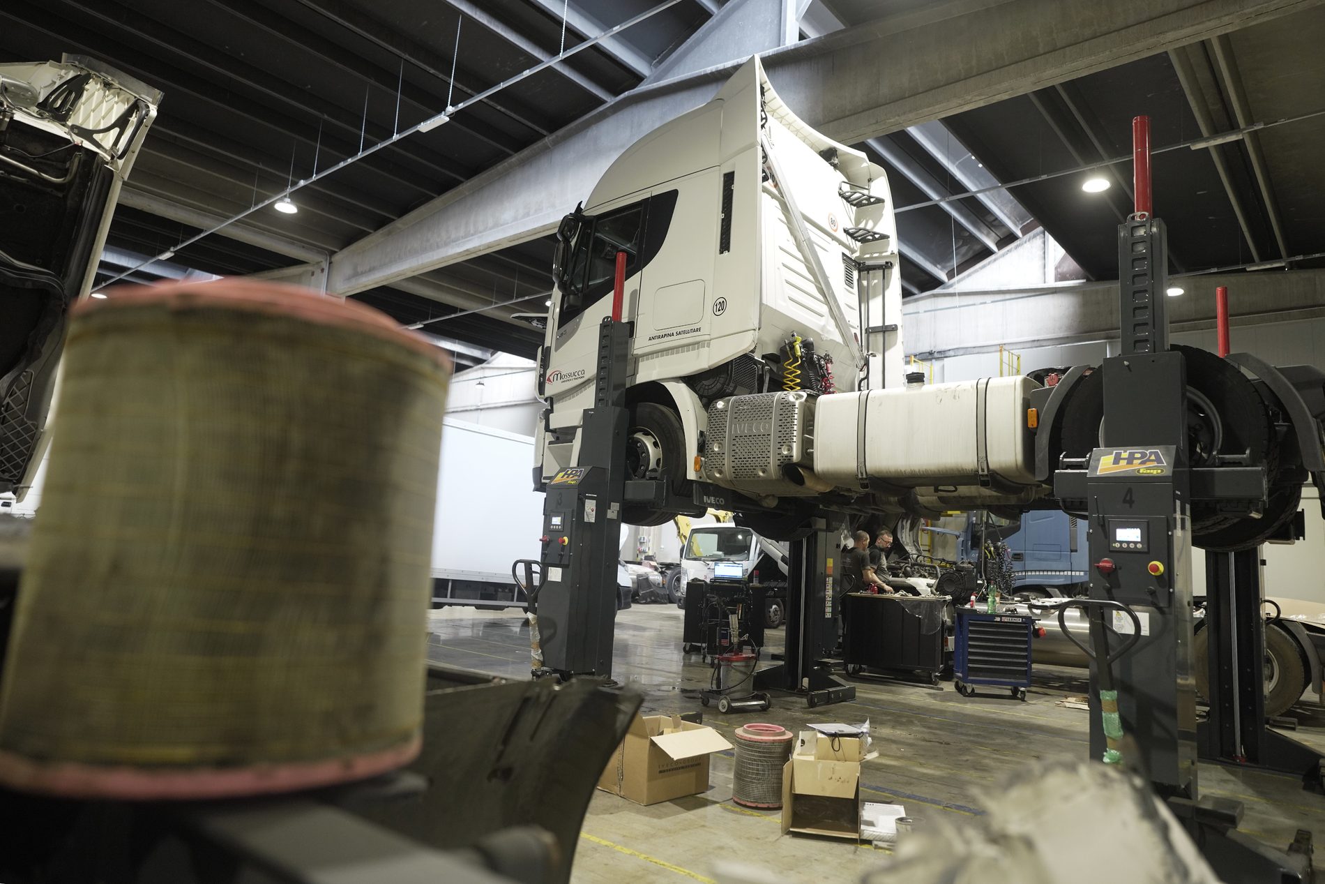 Camion Mossucca sul ponte sollevatore nella nuova officina - Meccanica, carrozzeria, gommista, vendita e noleggio camion e furgoni